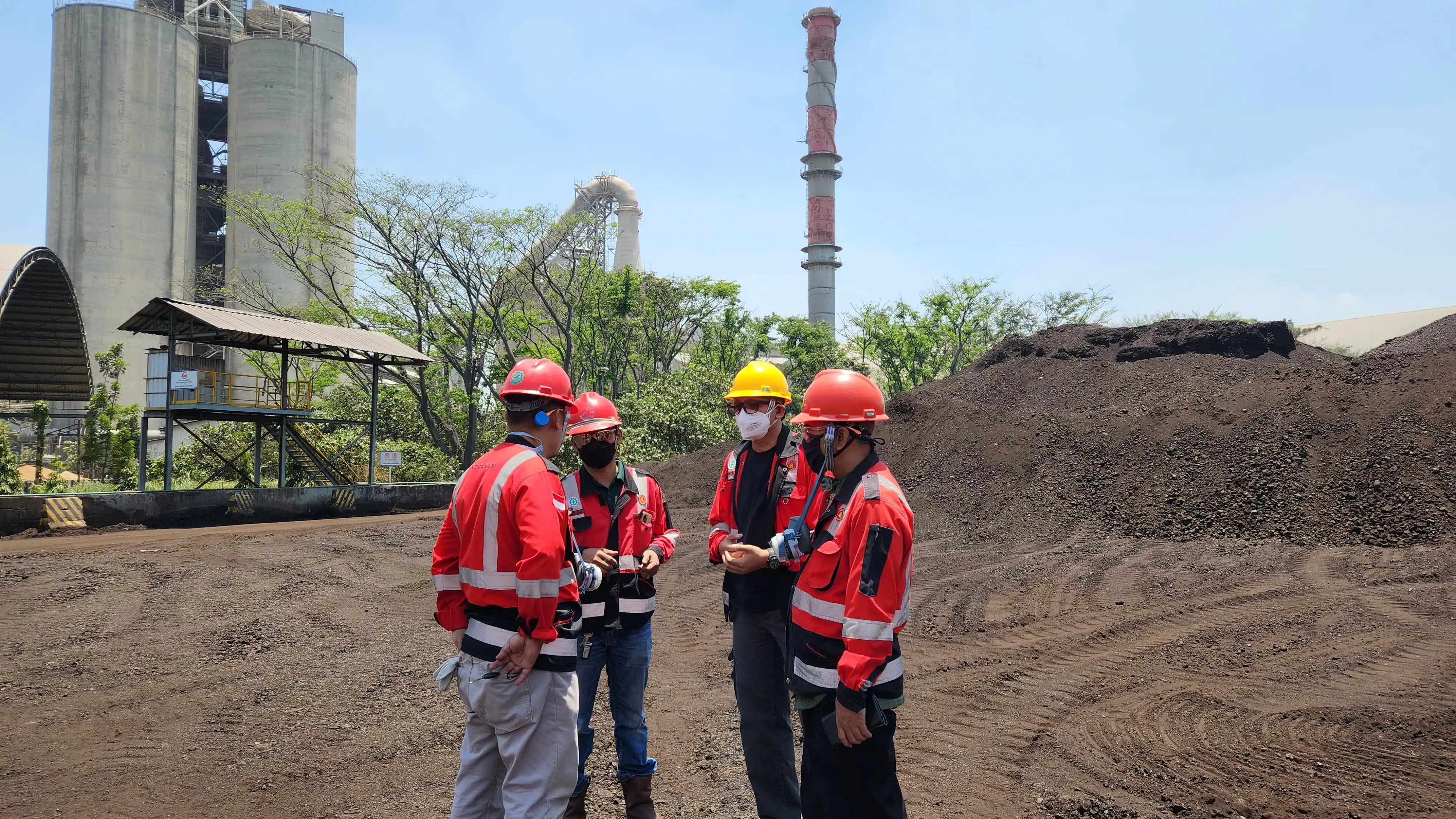 Tim K3 dan Manajemen PT. Restu Agung Narogong Melaksanakan Safety Observasi Tour (SOT) untuk Meningkatkan Keselamatan Kerja di area Kerja PT. Solusi Bangun Indonesia, Narogong Plant